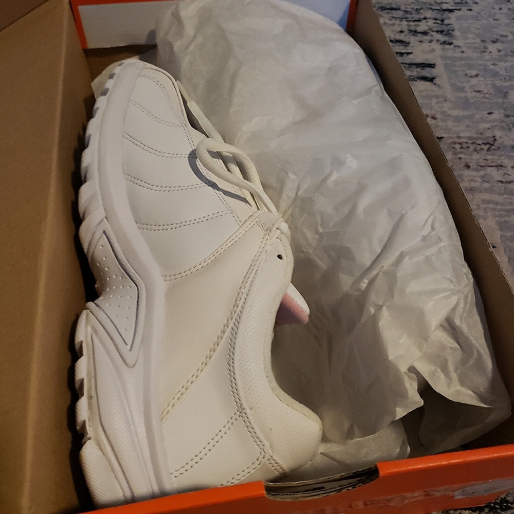 Women| Chunky Nike shoes - Picture 2 of 6